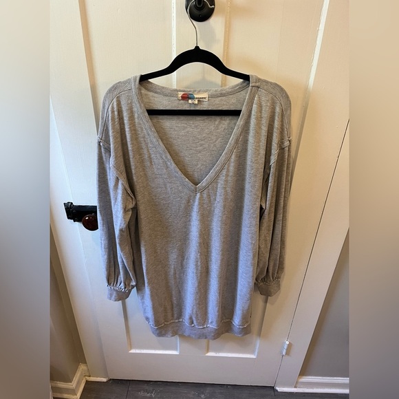 Free People Beach Gray Oversized Deep V-neck Tunic Sweater Size Medium - Picture 1 of 7